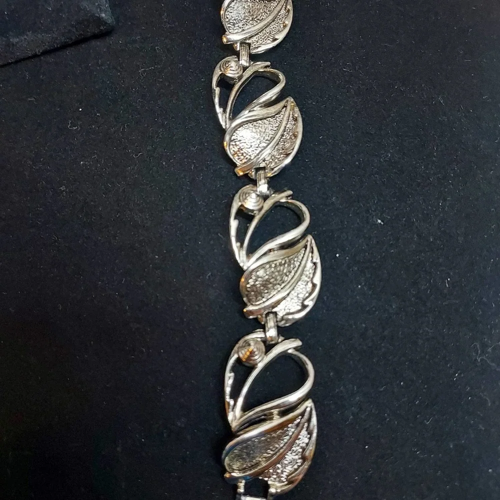 Sarah‎ Coventry Silver Tone Leaf Bracelet